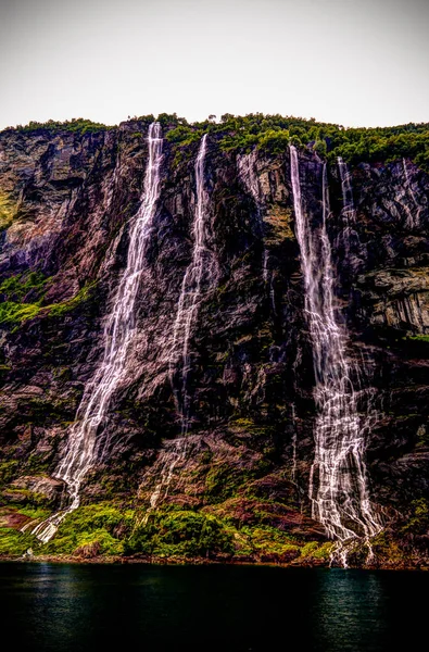 Panoramisch uitzicht aan zeven zusters waterval en Geirangerfjord in Noorwegen — Stockfoto