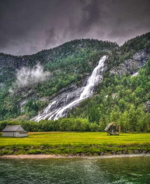 Panoramisch uitzicht naar Vidfossen waterval op de gronsdalslona rivier, Odda, Noorwegen — Stockfoto