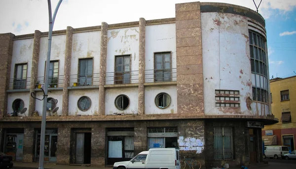 Esterno del vecchio edificio in stile Art Deco sulla strada di Asmara, Eritrea — Foto Stock