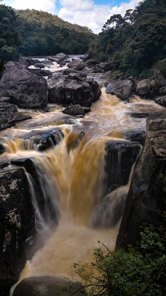 Les chutes Andriamamovoka sur la rivière Namorona dans la région de Vatovavy-Fitovinany près du parc national de Ranomafana, Madagascar — Photo