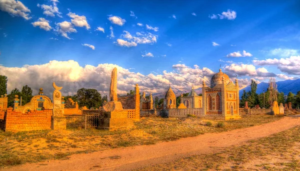 Panorama vista para o cemitério muçulmano Semiz Bel em Kochkor em Naryn, Quirguistão — Fotografia de Stock