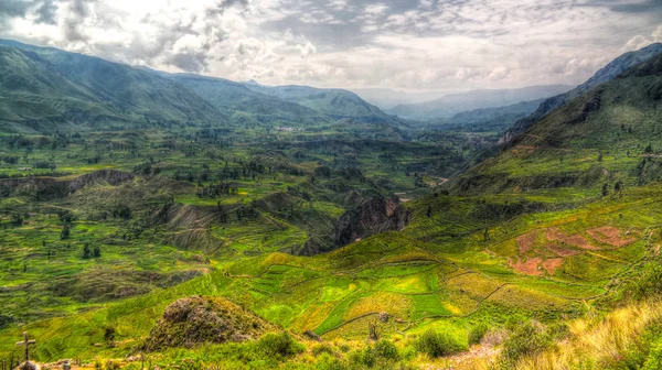 Vista panorámica aérea al cañón del Colca y a la ciudad de Madrigal desde el mirador de Madrigal, Chivay, Arequipa, Perú — Foto de Stock