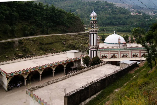 Vista exterior a la mezquita islámica Darul Uloom Ishaatul, Khyber Pakhtunkhwa, Pakistán — Foto de Stock