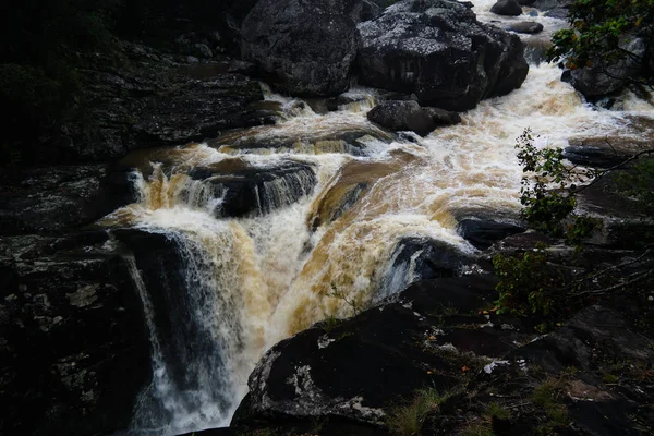 Les chutes Andriamamovoka sur la rivière Namorona dans le — Photo