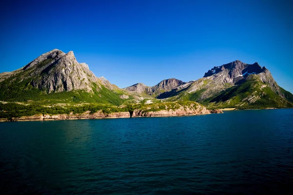 Vista panorâmica para o glaciar Nordfjorden e Svartisen, Meloy, Noruega — Fotografia de Stock