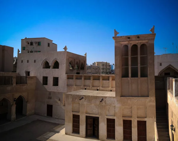 Vnější pohled do domu šejka Bin Ali Al-Chalífa a mešity, Manama, Bahrajn — Stock fotografie