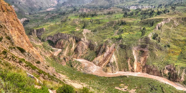 Vista panorámica aérea al cañón del Colca desde el mirador antahuilque, Chivay, Arequipa, Perú — Foto de Stock