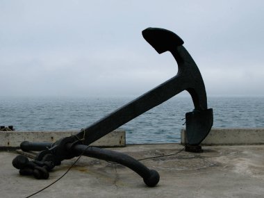 Petropavlovsk-Kamchatskiy Kamçatka iskelesindeki ancor lu peyzaj, Rusya