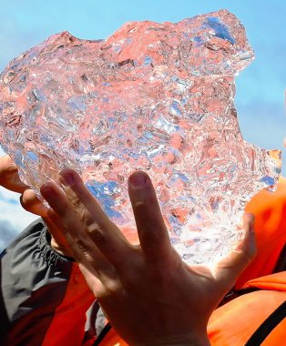 Elinde Jokulsarlon buzullagelen küçük buz sarkıtı, Vatnajokull, İzlanda