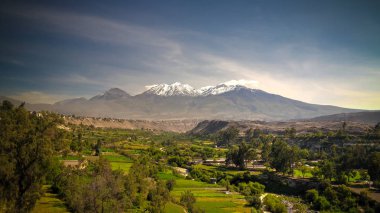 Yanahuara bakış açısından Chachani dağı ve Arequipa şehrinin panoramik manzarası, Arequipa, Peru