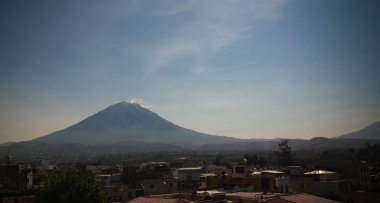 Yanahuara bakış açısından misti dağı ve Arequipa şehrinin panoramik manzarası, Arequipa, Peru