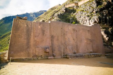 Ollantaytambo arkeoloji sahasındaki Altı Monolit duvarı, Cuzco, Peru