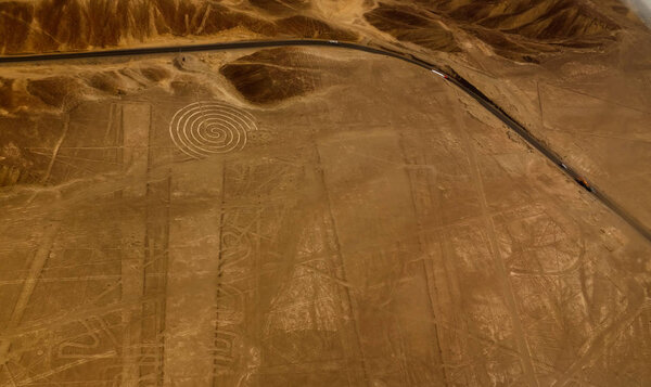 Аэроплан панорамный вид на Наска геоглифы он же спираль, Ика, Перу
