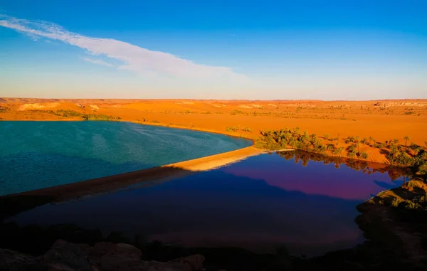 Vista panorámica de la puesta del sol al grupo de lagos del kebir de Ounianga en el Ennedi, Chad —  Fotos de Stock