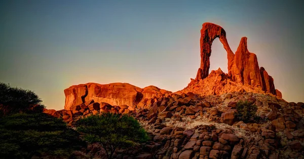 Abstrakcyjna formacja skalna na płaskowyżu Ennedi aka Window Arch w Czadzie — Zdjęcie stockowe