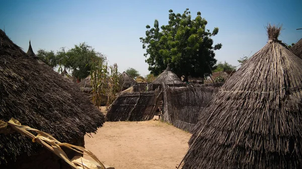 Paysage paysager avec Mataya village de la tribu sara personnes, Guera, Tchad — Photo