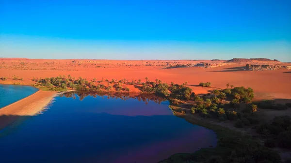 Vista panorámica de la puesta del sol al grupo de lagos del kebir de Ounianga en el Ennedi, Chad — Foto de Stock