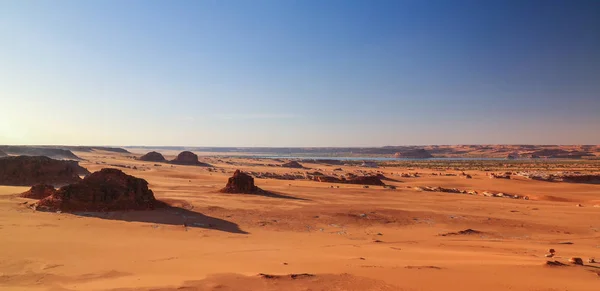 Vista aérea panorámica a los lagos Djiara, Ahoita, Daleyala y Boukkou grupo de lagos Ounianga Serir en el Ennedi, Chad — Foto de Stock