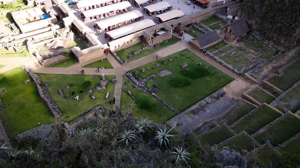 Araqhama y la plaza de Manyaraki en el sitio arqueológico de Ollantaytambo, Cuzco, Perú — Foto de Stock