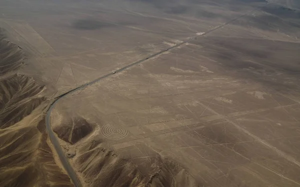 Avião aéreo vista panorâmica para Nazca linhas de geoglifo aka espiral, Ica, Peru — Fotografia de Stock