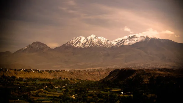 Vista panorámica de la montaña Chachani y la ciudad de Arequipa desde el mirador Yanahuara, Arequipa, Perú — Foto de Stock