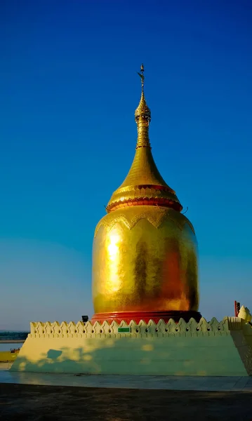 Захід сонця на острові бу Пайа пагода, Баган, М'янма — стокове фото