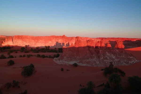 Wschód Słońca w formacji piaskowca na Saharze w pobliżu Yoa Lake grupy Ounianga Kebir, Ennedi, Czad — Zdjęcie stockowe