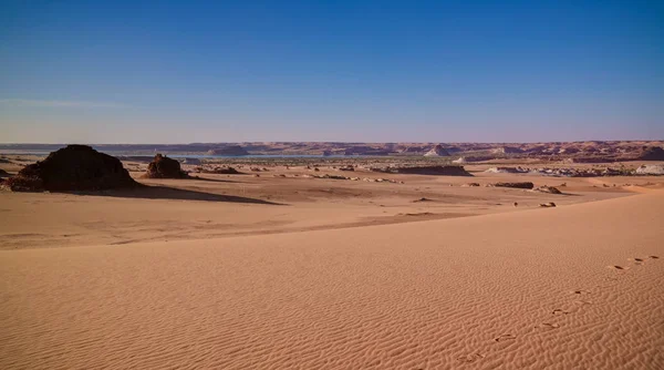 Vista aérea panorámica a los lagos Djiara, Ahoita, Daleyala y Boukkou grupo de lagos Ounianga Serir en el Ennedi, Chad — Foto de Stock