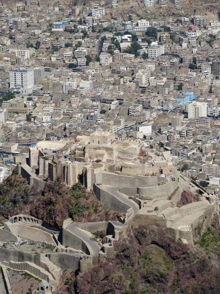 Vista exterior desde la fortaleza de Al-Cahira, también conocida como Castillo de El Cairo en Taiz, Yemen — Foto de Stock