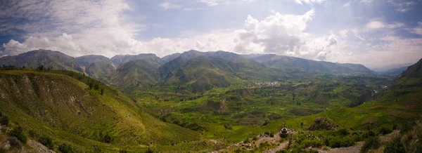 Panoramautsikt över Flygfoto till Colca canyon och Madrigal city från den Madrigal viewpoint, Chivay, Arequipa, Peru — Stockfoto