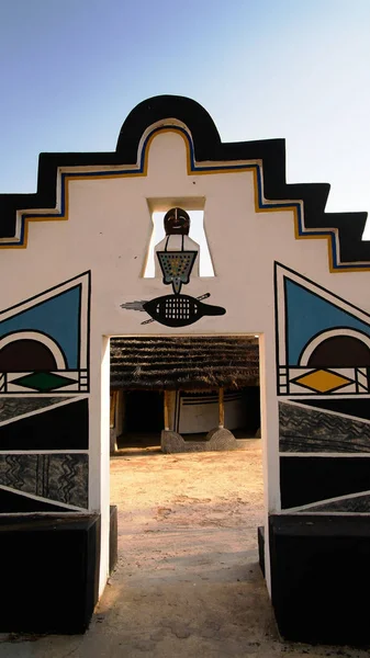 Traditionella Ndebele hut på Botshabelo nära Mpumalanga, Sydafrika — Stockfoto