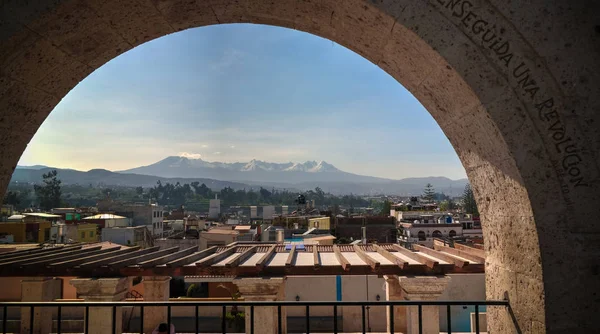 Vista panorámica de la montaña Picchu Picchu y la ciudad de Arequipa desde el mirador de Yanahuara, Arequipa, Perú — Foto de Stock