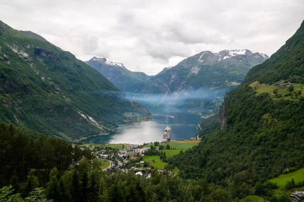 Luchtfoto panorama-view naar Geiranger fjord en Trollstigen, Noorwegen — Stockfoto