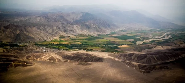 Avión aéreo vista panorámica a la meseta de Nazca con líneas geoglíficas, Ica, Perú — Foto de Stock