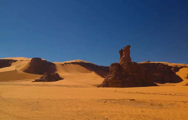 Résumé Formation rocheuse à Boumediene dans le parc national du Tassili nAjjer, Algérie — Photo