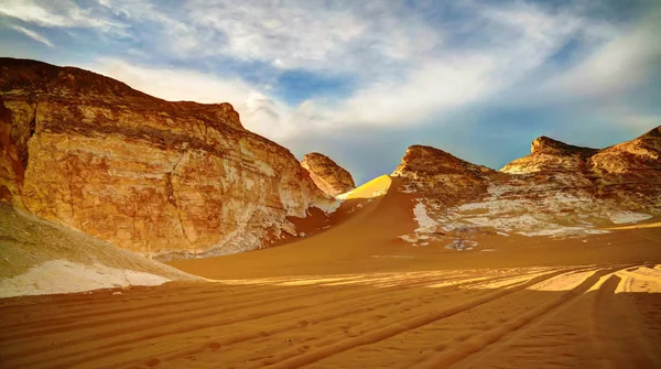 在撒哈拉沙漠，埃及的白色沙漠中的 El Agabat 山谷的全景 — 图库照片