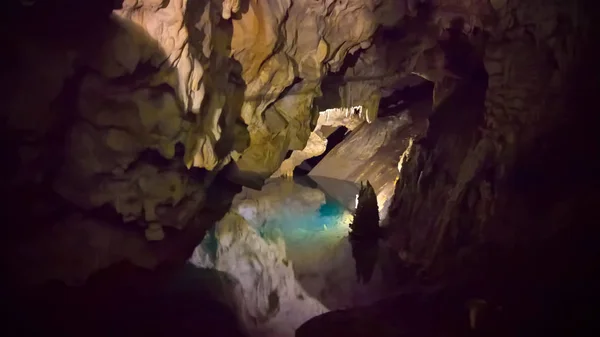 Вид изнутри на пещеру Врело, Каньон Матка, Северная Македония — стоковое фото