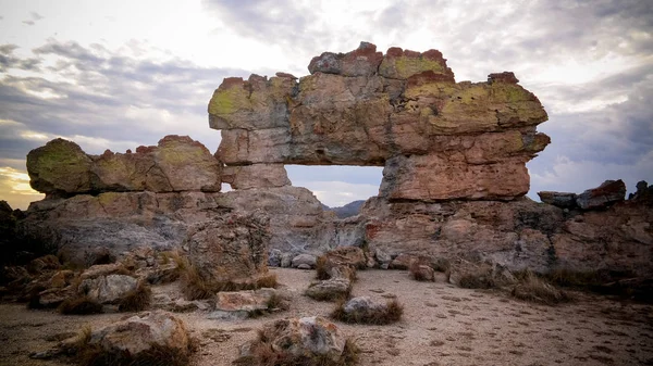 摘要岩石形成又名窗口在 Isalo 国家公园, 马达加斯加 — 图库照片
