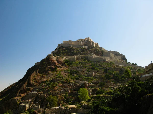 Vista exterior de la fortaleza de Al-Cahira, también conocida como Castillo de El Cairo en Taiz, Yemen — Foto de Stock
