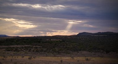 Isalo Milli Parkı 'nda taş pencereden yakın soyut kaya oluşumu, Madagaskar