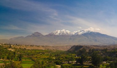 Yanahuara bakış açısından Chachani dağı ve Arequipa şehrinin panoramik manzarası, Arequipa, Peru
