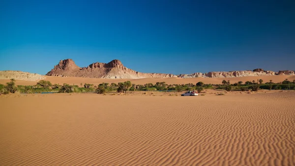 Panorámás kilátással a Boukkou tó Ounianga Serir tó-Ennedi, Csád és csoport — Stock Fotó