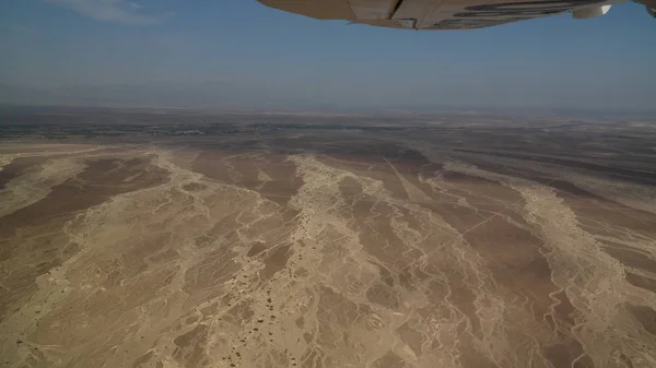 Avião aéreo vista panorâmica para o planalto de Nazca com linhas de geoglifo, Ica, Peru — Fotografia de Stock