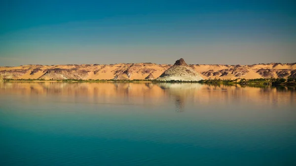 Vista panorámica del grupo de lagos Teli lago de Ounianga Serir en el Ennedi, Chad — Foto de Stock