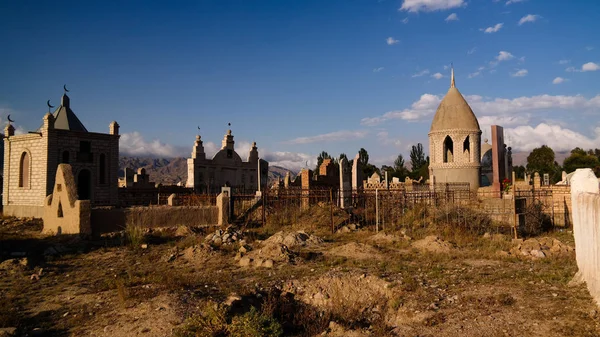 Vista panoramica al cimitero musulmano Semiz Bel a Kochkor a Naryn, Kirghizistan — Foto Stock