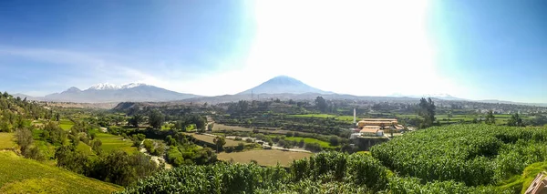 Vista panorámica de las montañas Picchu Picchu, Chachani y Misti y la ciudad de Arequipa desde el mirador de Yanahuara, Arequipa, Perú —  Fotos de Stock