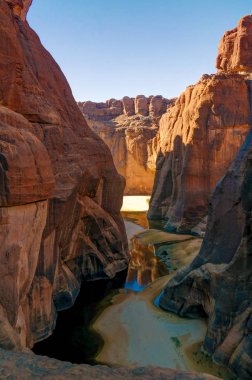 Panorama içinde kanyon aka Guelta d'Archei Doğu Ennedi, Çad içinde