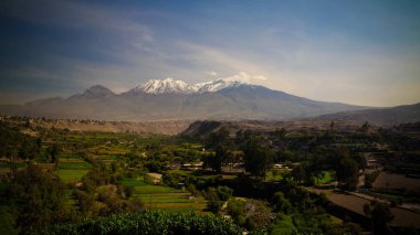 Yanahuara bakış açısından Chachani dağı ve Arequipa şehrinin panoramik manzarası, Arequipa, Peru