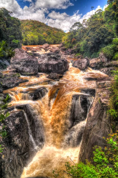 De waterval van de Andriamamovoka op de Namorona-rivier in de regio van de Vatovavy-Fitovinany in de buurt van Ranomafana Nationaal Park, Madagascar — Stockfoto
