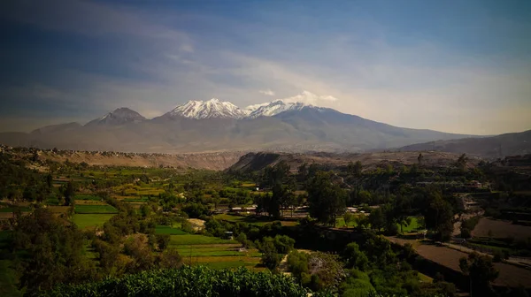 Vista panorámica de la montaña Chachani y la ciudad de Arequipa desde el mirador Yanahuara, Arequipa, Perú — Foto de Stock